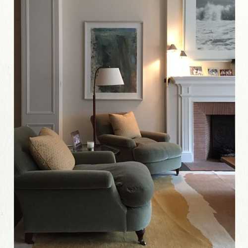 With its deep, comfortable armchairs, this harmonious sitting room strikes the right balance between formal and comfort, palette and texture. The perfect place to curl up on a rainy, wintery day @ritakonig
#comfychair #livingroom #livingroominspo #interiordesign #interiordesigners #curlup #warmtones #homedesign #interiors #livingroomdesign #interiordesigner