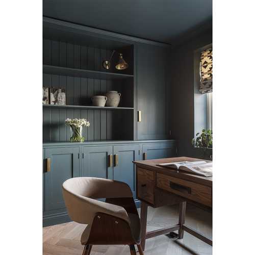 Does anyone else struggle to keep up with school emails? This morning I very nearly sent my daughter to school in uniform on a non-uniform day. Has anyone ever done that? 🙈 I don't think I would ever hear the end of it. Maybe if I cleared my desk of the fabric samples, paint charts and Roman soldier pencil sharpener 🤷♀️ and it looked a little more like this, I would never again miss a school email 🤔
A little bit about the scheme...
All cabinetry in the room is bespoke and was designed by us, including the desk, which sits in the centre of the room. Planning at the start of the project meant that all wires could be hidden, giving the illusion of effortless design.
Swipe to see the painting by the incredibly talented @freyahorsleyart