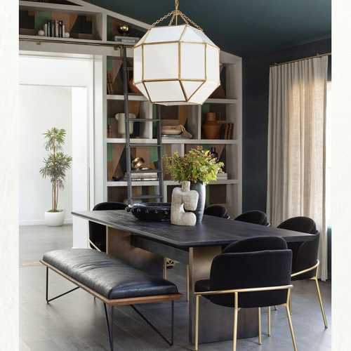 We love the mix of textures and the play of light across these surfaces. The combination of different shapes and patterns give this carefully-curated scheme a 'lived-in' feel. @jennfeldmandesigns
#interiors4you #myhousebeautiful #lightingyorkshire #darkinteriorscheme #liftingthelid #hitchcockspiersdesign