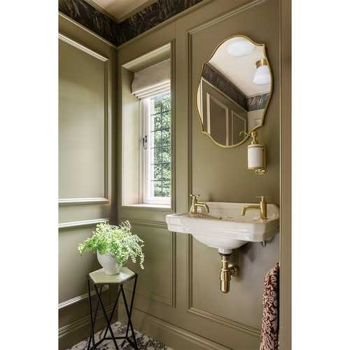 In the reflection of the mirror, take a look at the beautiful, natural textile wallpaper by @the_monkeypuzzletree on the ceiling. 🌿 We love using texture to bring subtle elegance to our spaces. What do you think?
#liftingthelid
#hitchcockspiersdesign
#cloakroomdesign
#wallpaperedceiling
#elegantinteriordesign