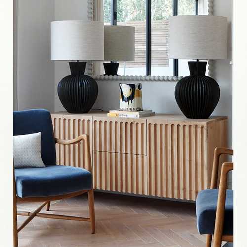 The use of the soft neutral on the walls provides the perfect backdrop to allow the detail in each carefully curated piece to sing. We love the curve of the bobbin mirror, echoed in the lamps and the fluting of the sideboard. This is understated elegance at its best 👌
#curateddesign #understatedelegance