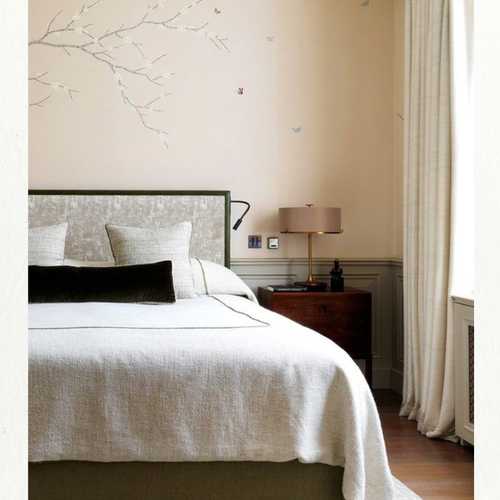 Softness, subtly anchored by the strong lines of the headboard and bolster cushion. When paired together they give this room a sense of sophistication. A beautiful partnership and harmonious combination @kandhdesignltd
#headboard #masterbedroom #masterbedroominspo #interiordesign #interiordesigners #homedesign #interiors #interiordesigner