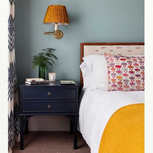 Sunshine brights on a beautiful September day. We love the considered use of the rousing yellow, paired with a restricted, yet bold, palette by @studioduggan Perfect for a guest bedroom or a boutique hotel, right?
#interiordesignguestbedroom #interiordesign #boutiquehotelinspo #designideas #interiorinspo #luxuryinteriors #invitinginteriors #hitchcockspiersdesign