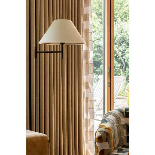 A few close-ups on the details of this project. The considered use of texture and colour creates the balance within this scheme. A geometric sheer acts as a decorative trim to the curtain, whilst reducing glare on a sunny day.
Sculptural wall lights add interest, allowing the art on the adjacent wall to sing. This scheme feels like understated elegance at its best.
#livingroomscheme
#texturedwallpaper
#itsallaboutthedetail
#liftingthelid
#hitchcockspiersdesign
#scuplturalwalllights