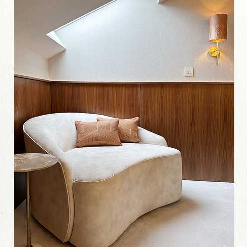 Another shot of our cinema room project. Our bespoke snuggler armchair provides the perfect place to relax and unwind. Marble and alabaster accents combined with copper tones ground the scheme. Our earthy palette provides warmth, with neutral tones giving a sophisticated feel.
#homedesign #femalefounders #interiordesignilkley #interiordesigners #modernhome #homedesign #cinemaroomdesignilkley #englishinteriors #interiorarchitecture #liftingthelid #hitchcockspiersdesign